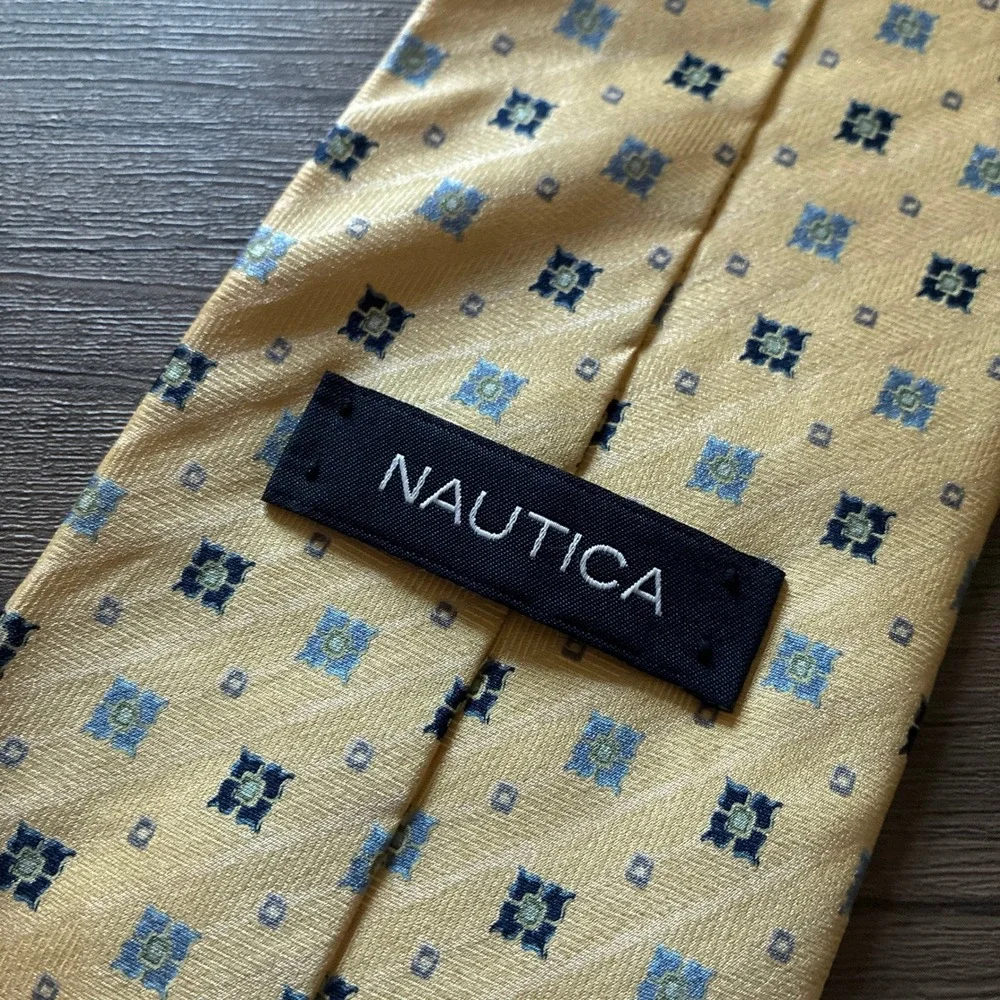 Nautica Geometric Medallion Silk Necktie OS Yellow Mens Classic Professional